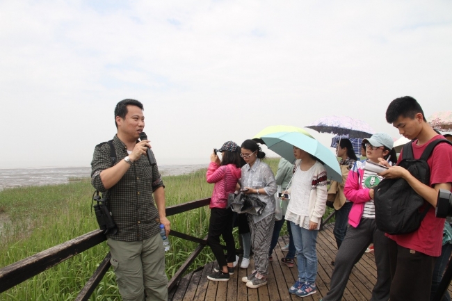 刘文亮老师给大家讲解湿地滩涂的植被分布