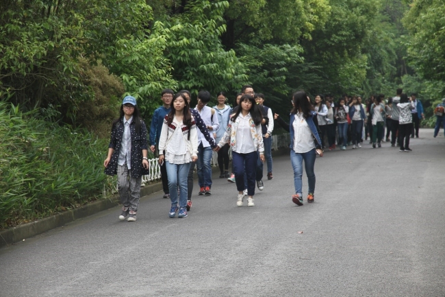 同学们步行前往长江河口科技馆