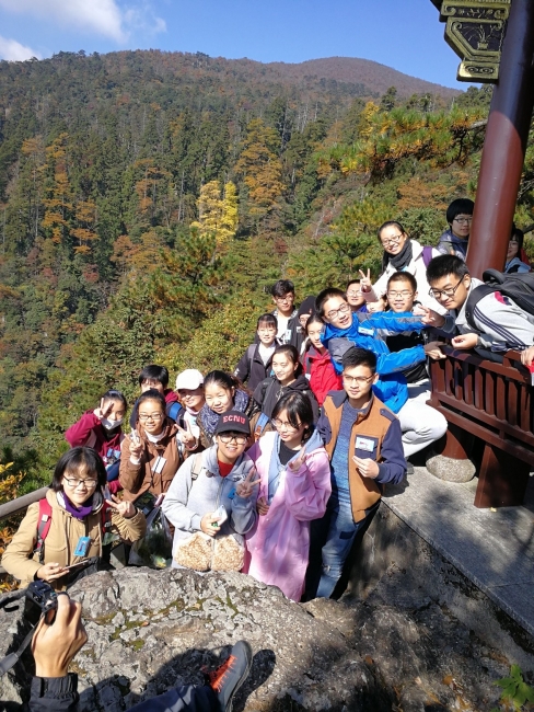 在天目山四面峰处同学合影